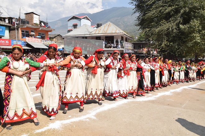 hpfolkdancekullunattiallsettoenterguinessbookofworldrecord